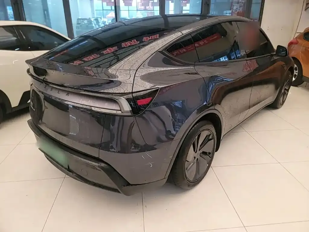 Tesla Model Y — фото 10