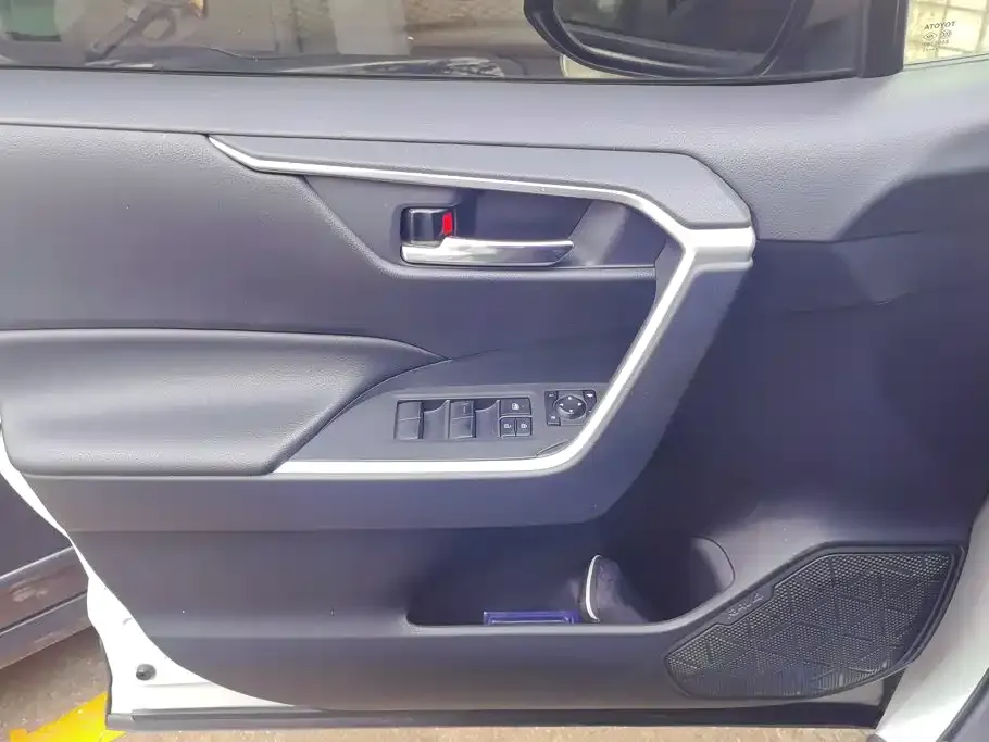 Toyota RAV4 — фото 8