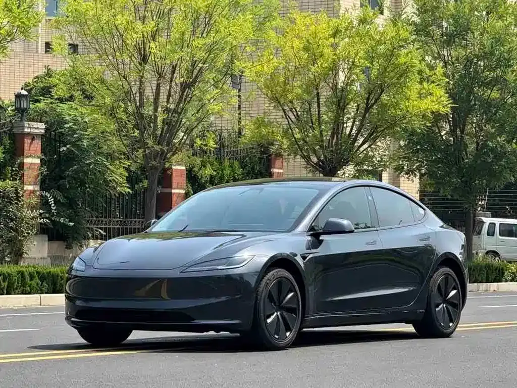 Tesla Model 3 — фото 1