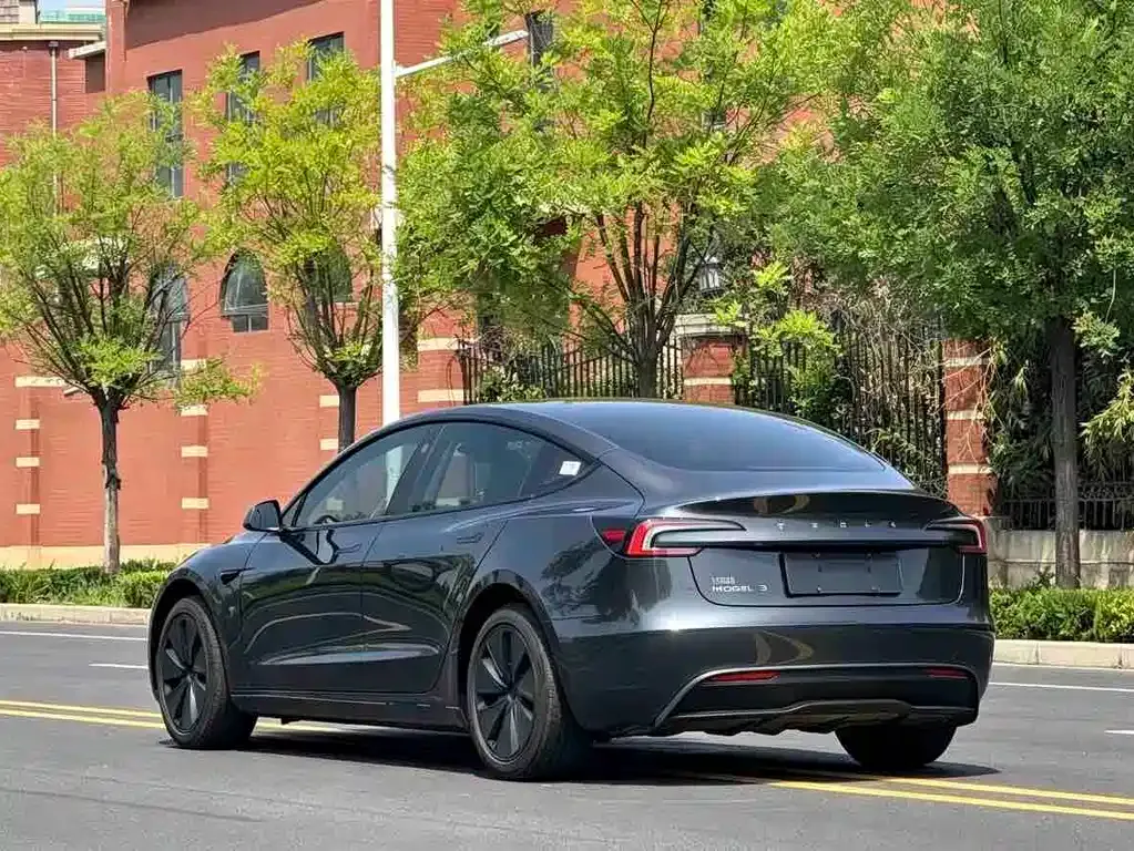 Tesla Model 3 — фото 9