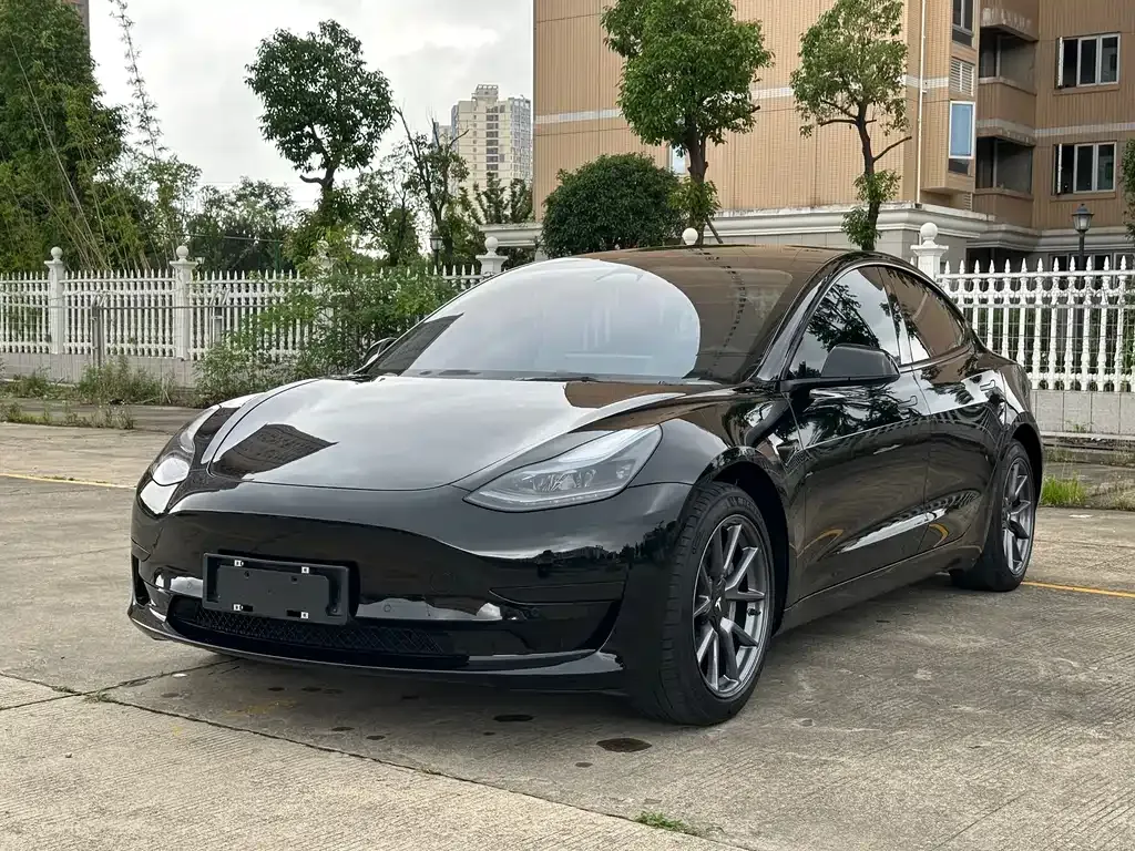 Tesla Model 3 — фото 1