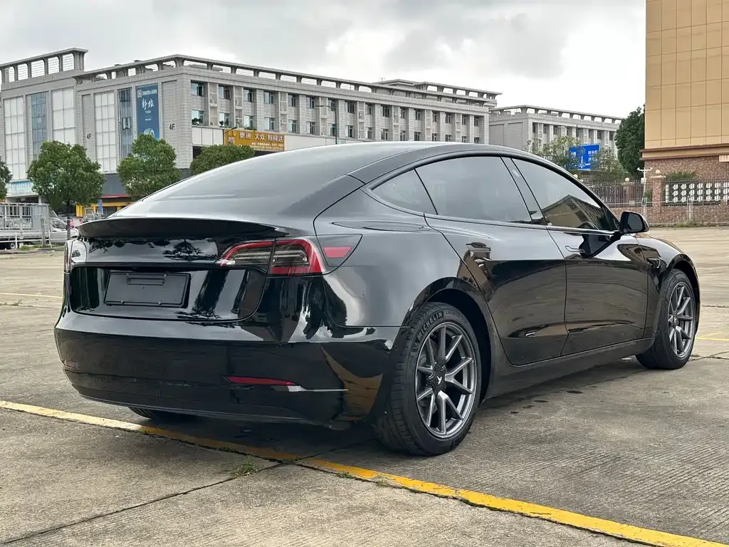 Tesla Model 3 — фото 2