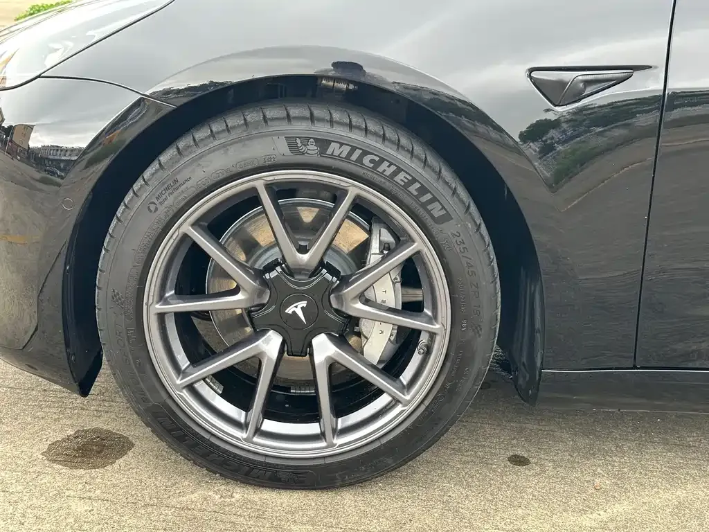 Tesla Model 3 — фото 4