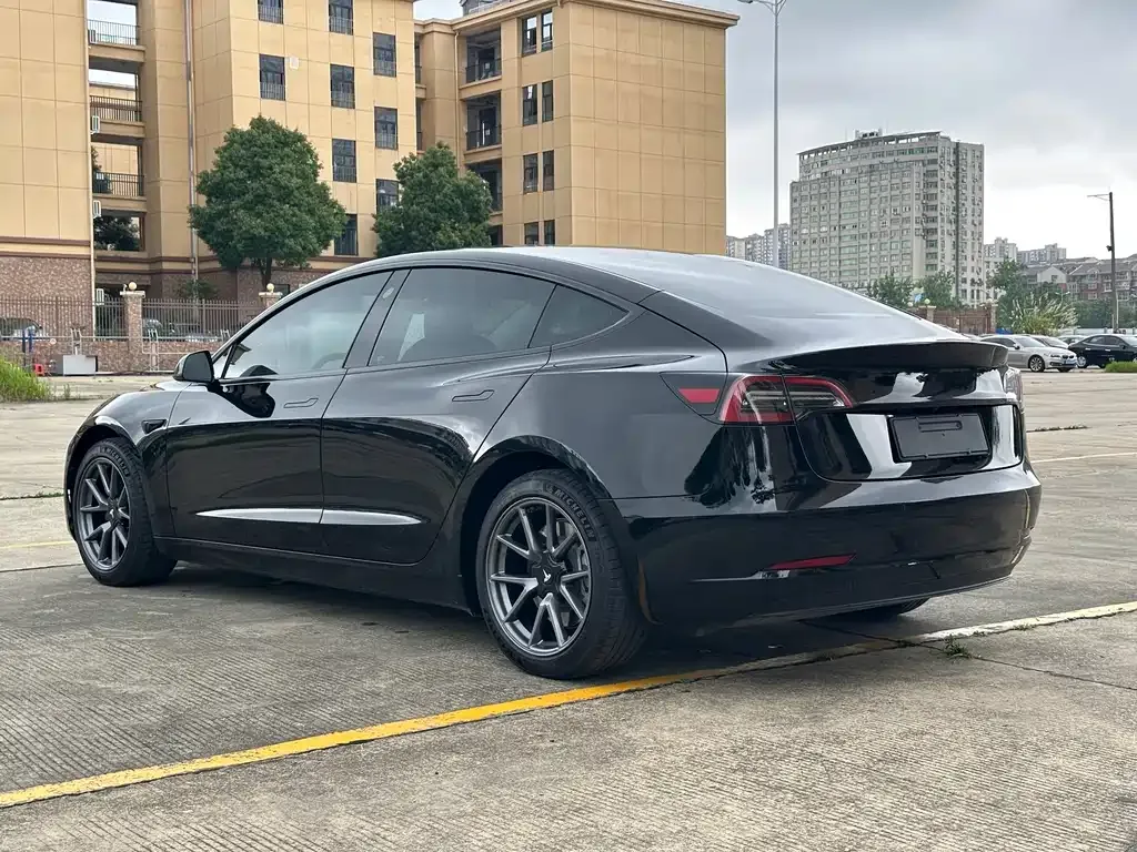 Tesla Model 3 — фото 9