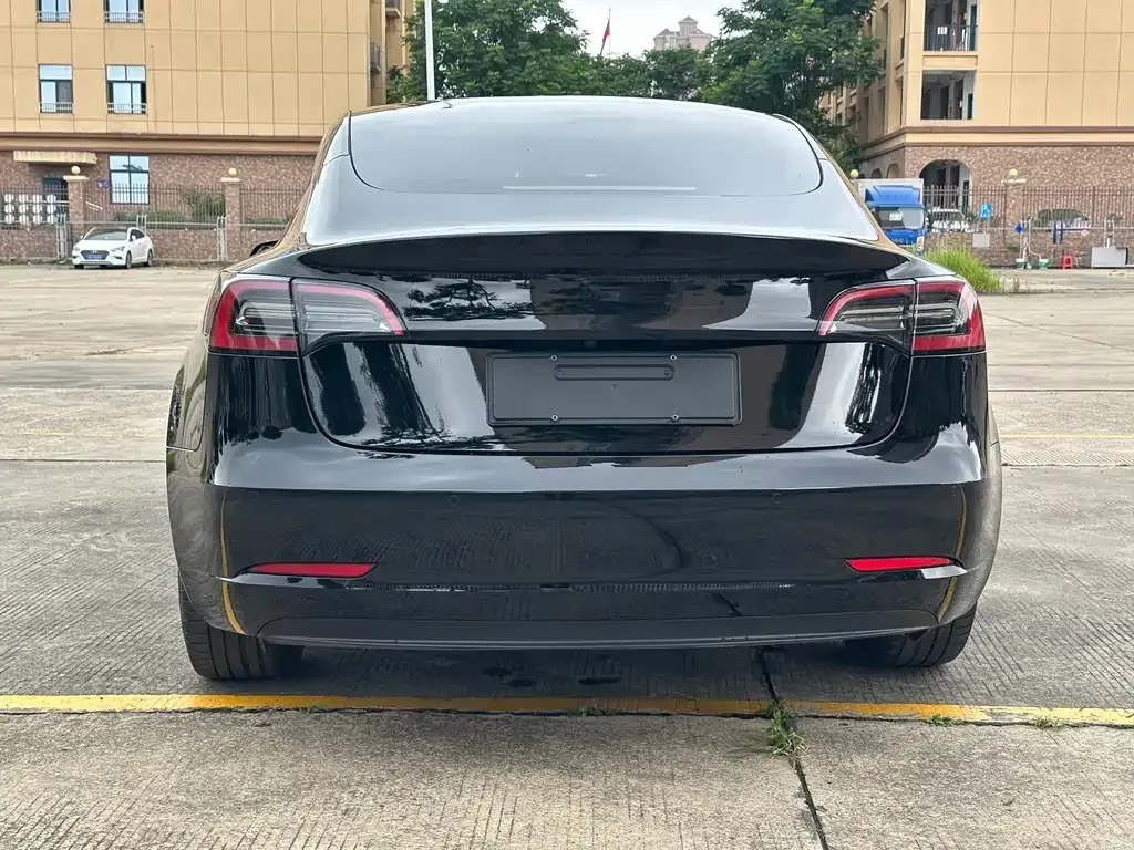 Tesla Model 3 — фото 3