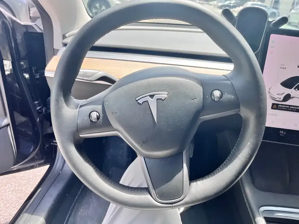 Tesla Model 3 — фото 4