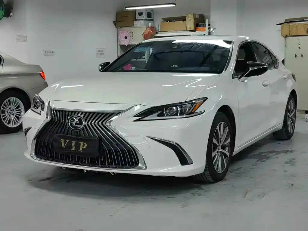 Lexus ES — фото 1