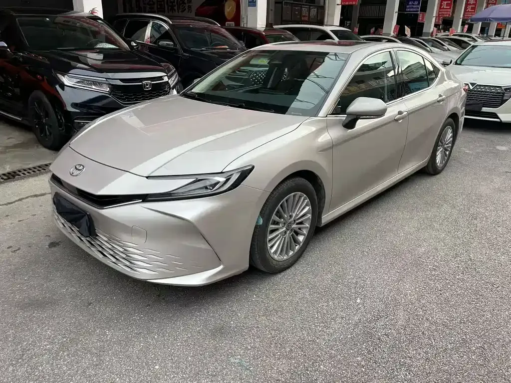 Toyota Camry — фото 1