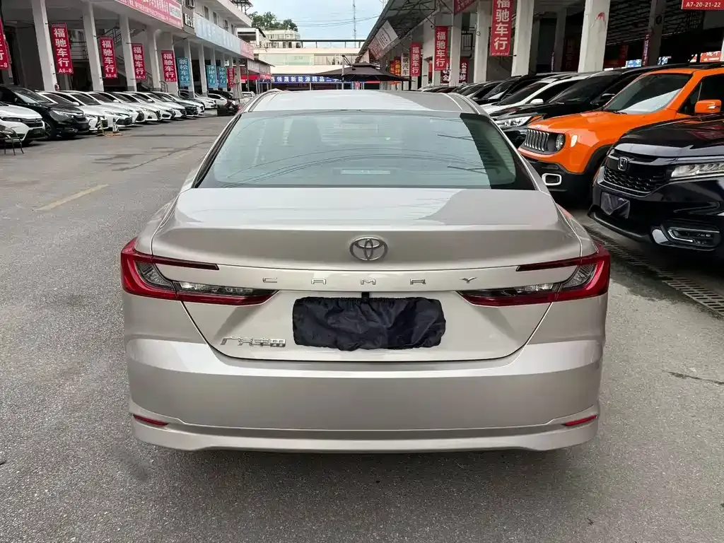 Toyota Camry — фото 3