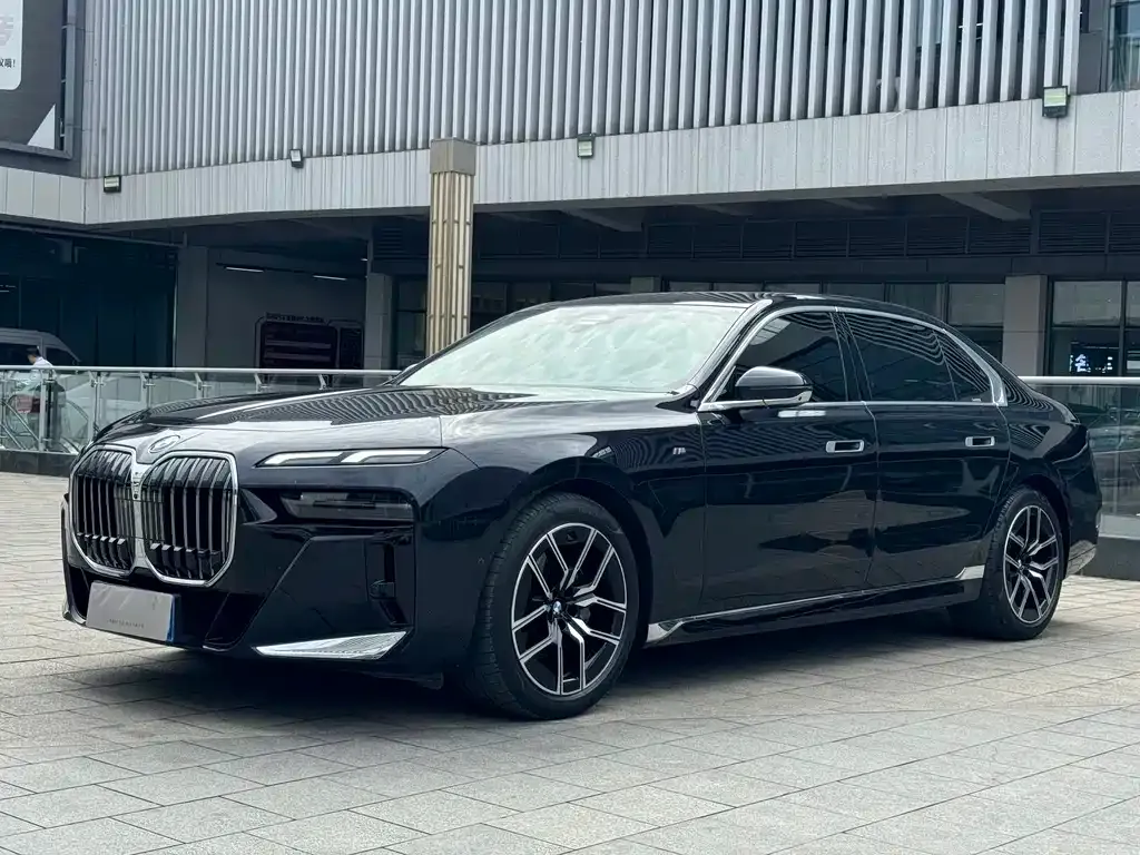 BMW 7 Series — фото 1