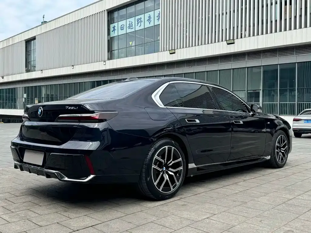 BMW 7 Series — фото 10
