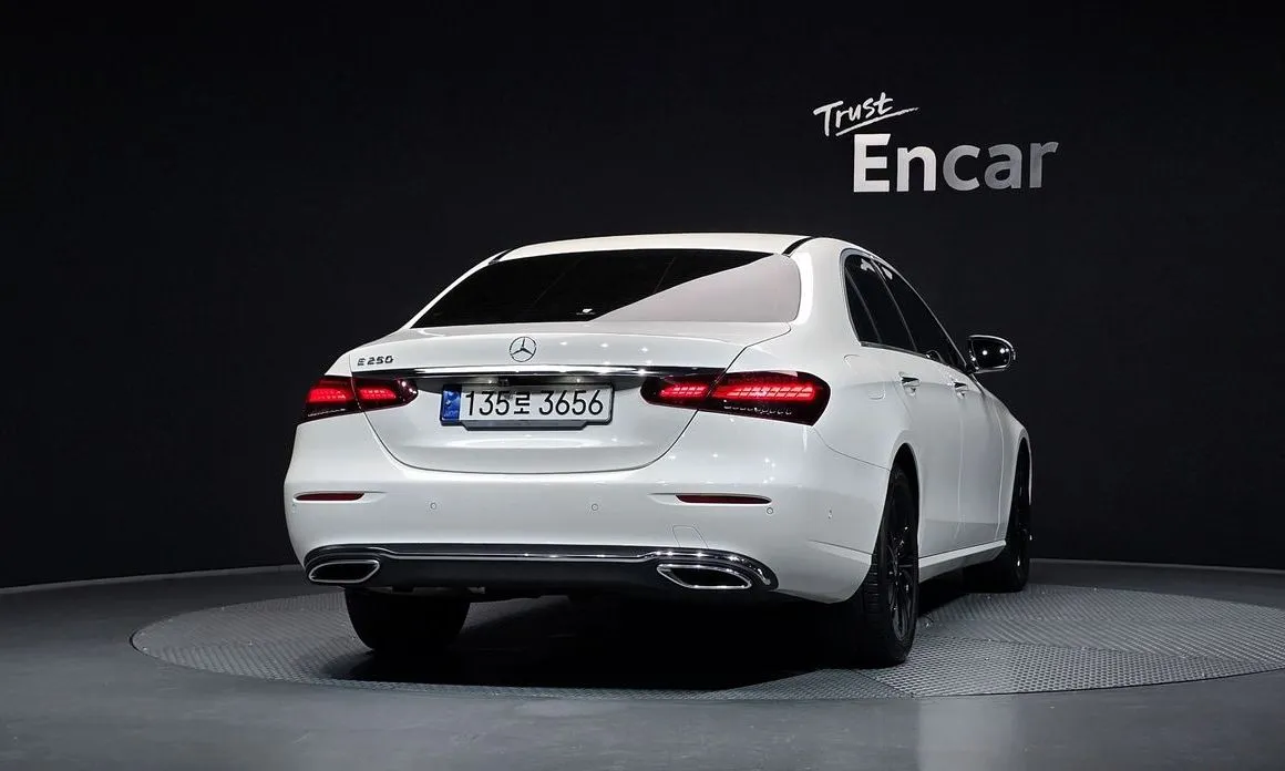 Mercedes-Benz E-Class — фото 2