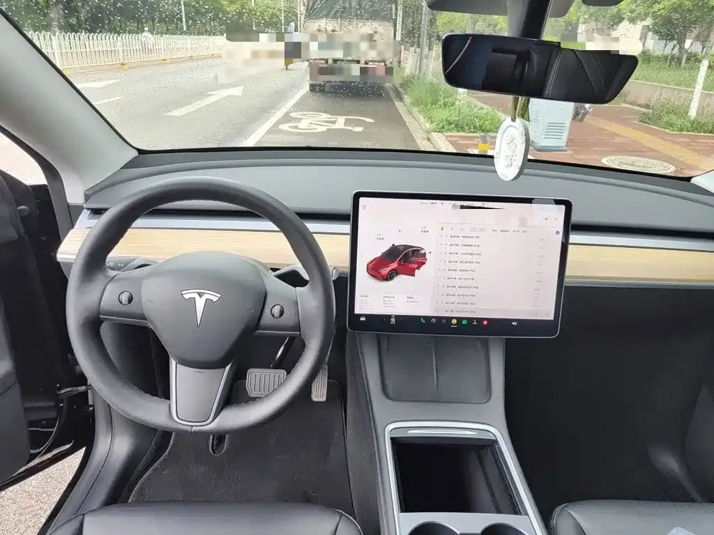 Tesla Model Y — фото 10