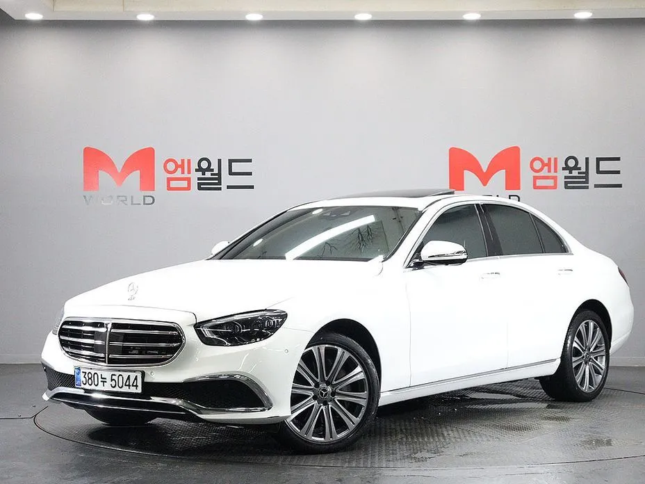 Mercedes-Benz E-Class — фото 1