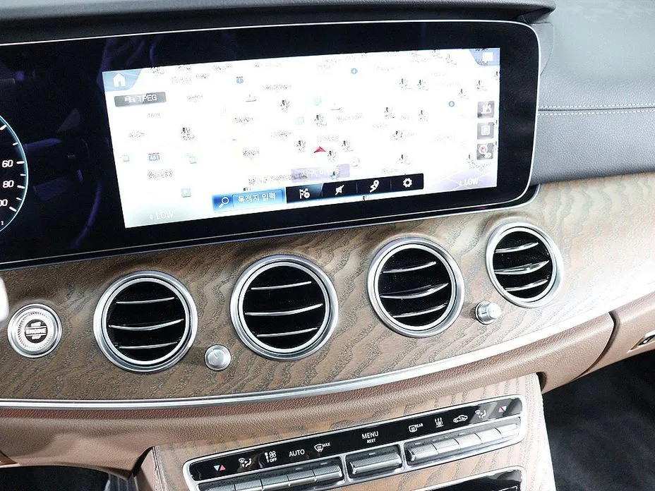 Mercedes-Benz E-Class — фото 10