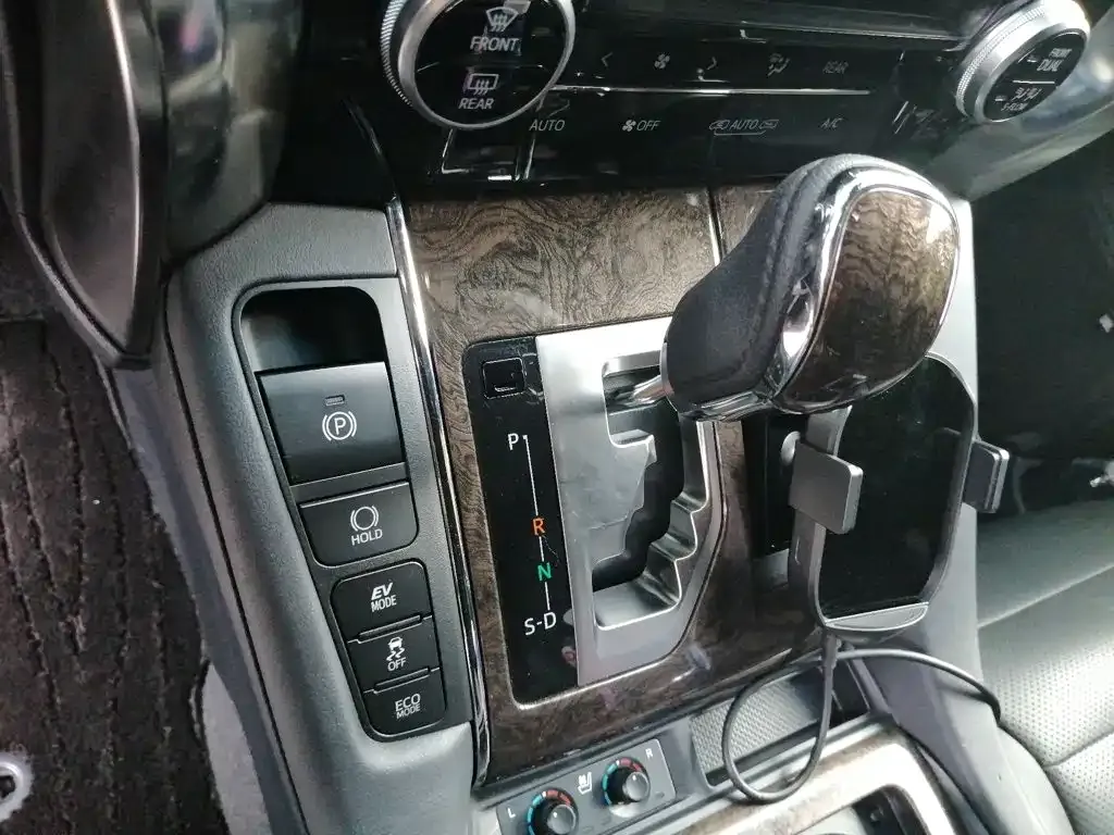 Toyota Alphard — фото 4
