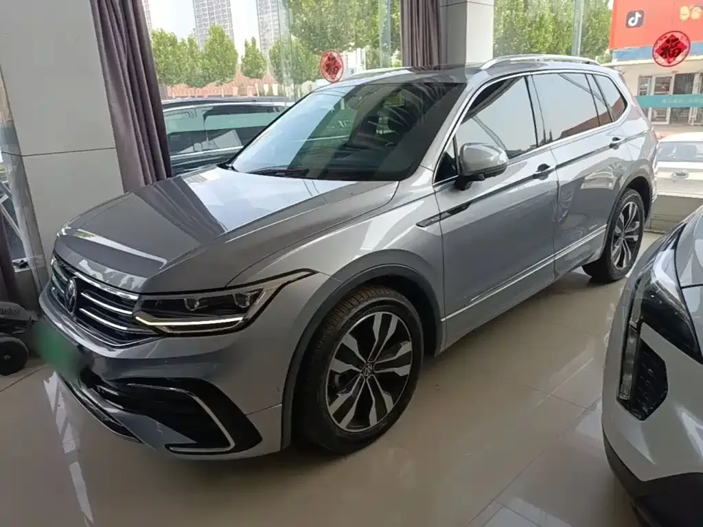 Volkswagen Tiguan L — фото 1