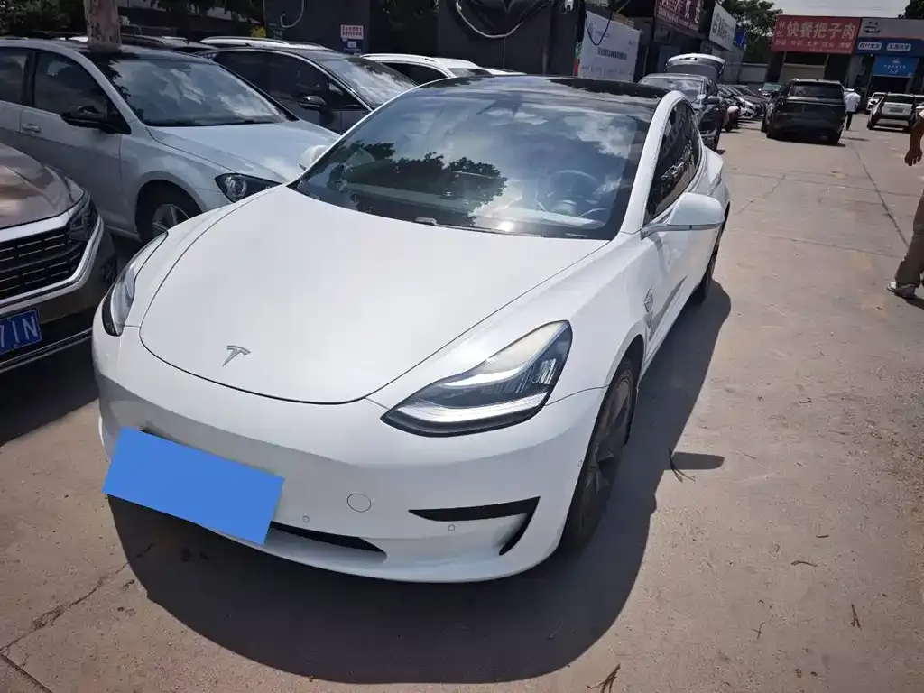 Tesla Model 3 — фото 1