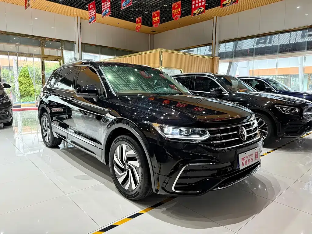 Volkswagen Tiguan L — фото 1
