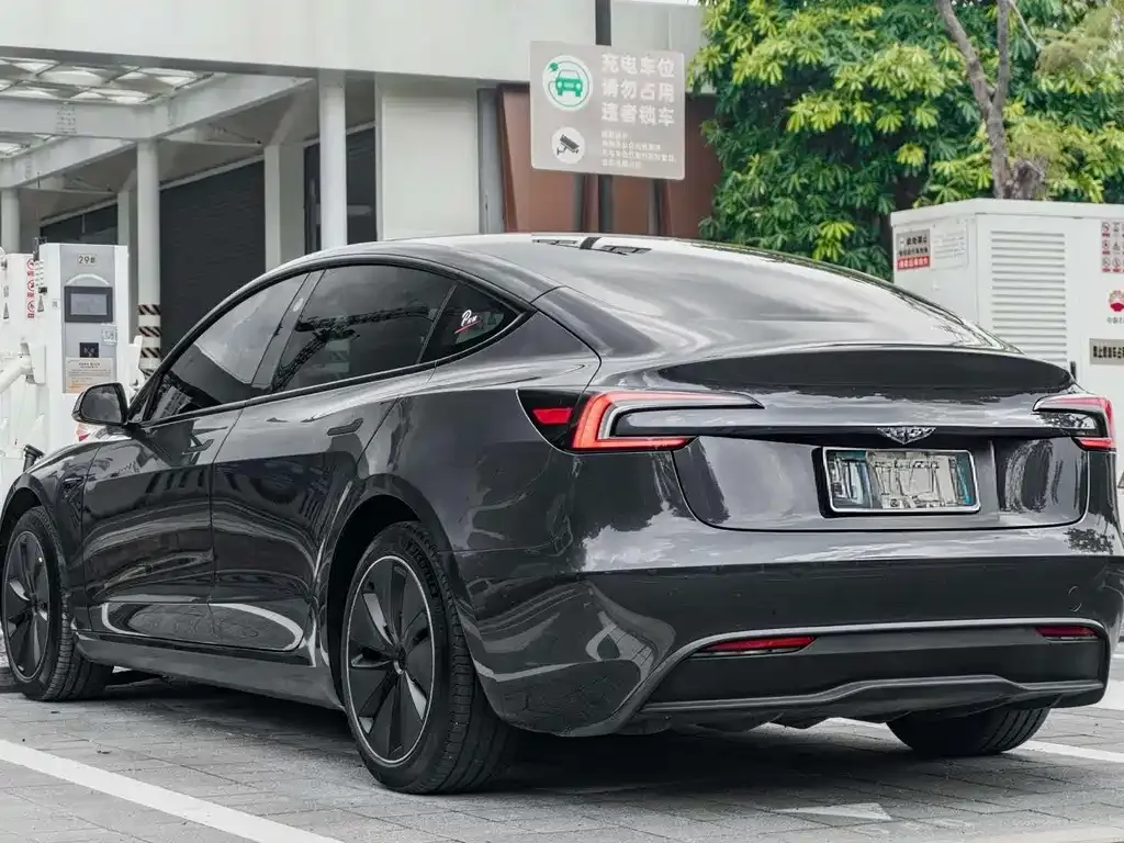 Tesla Model 3 — фото 10