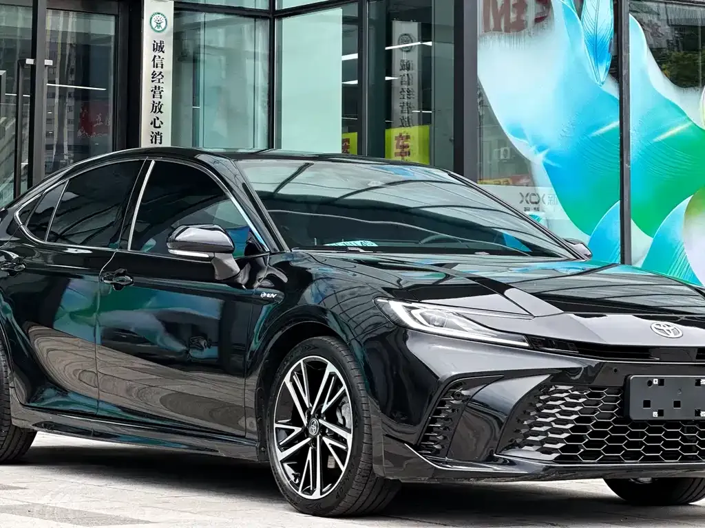 Toyota Camry — фото 1