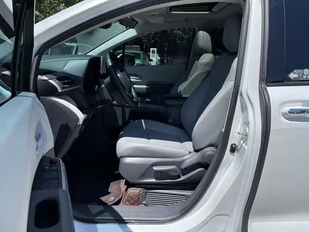 Toyota Granvia — фото 10