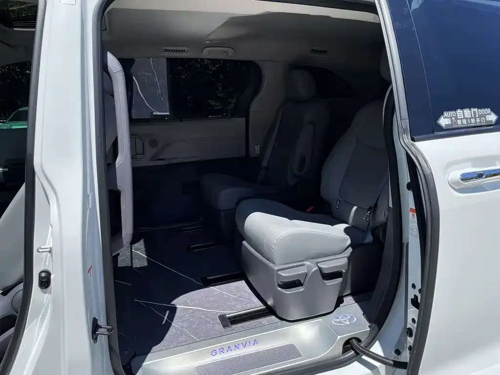 Toyota Granvia — фото 3