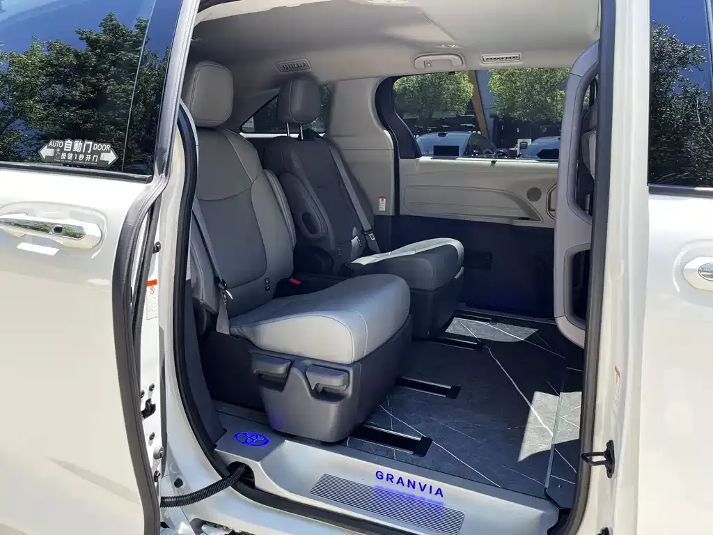 Toyota Granvia — фото 5