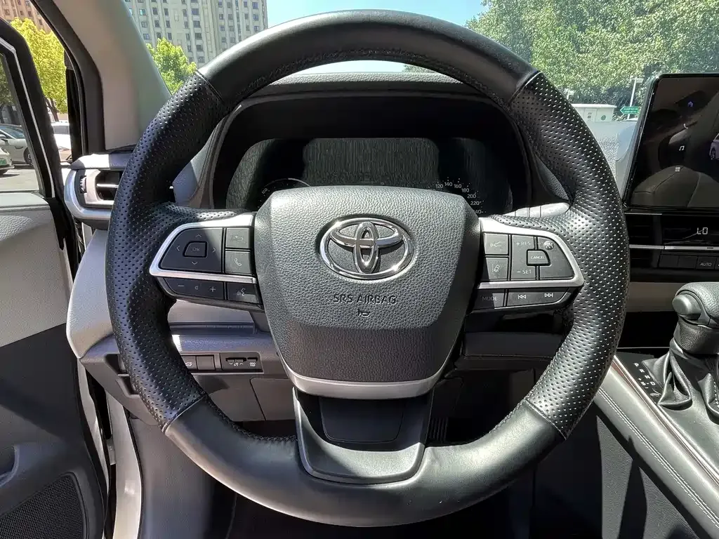 Toyota Granvia — фото 8