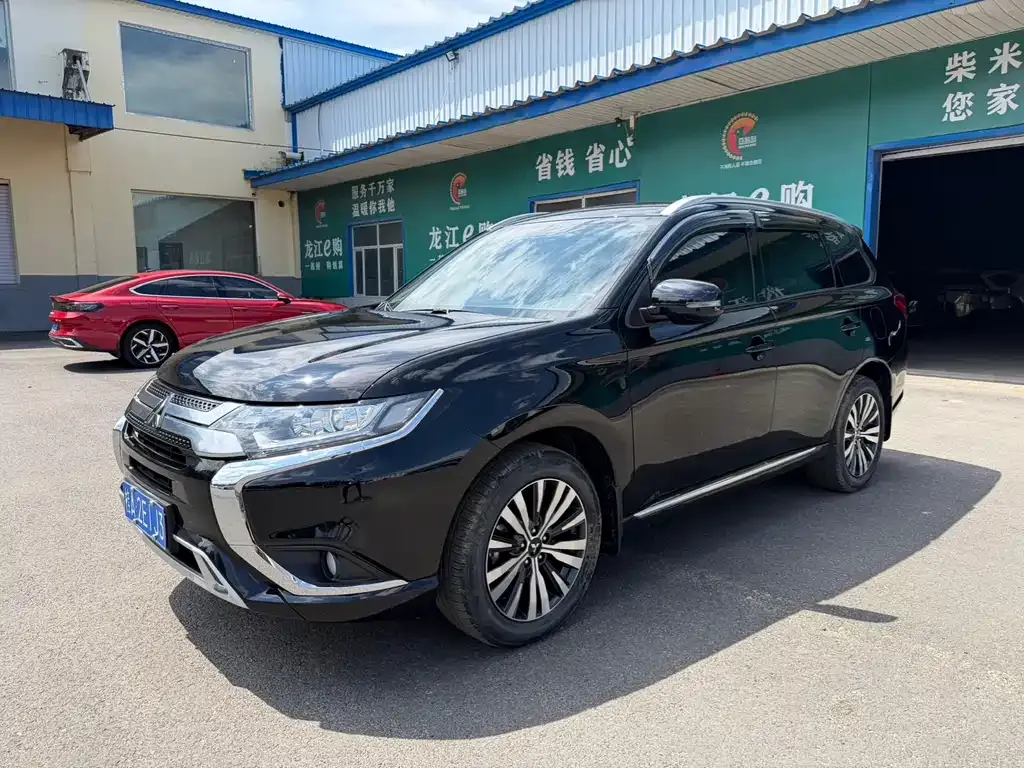 Mitsubishi Outlander — фото 1