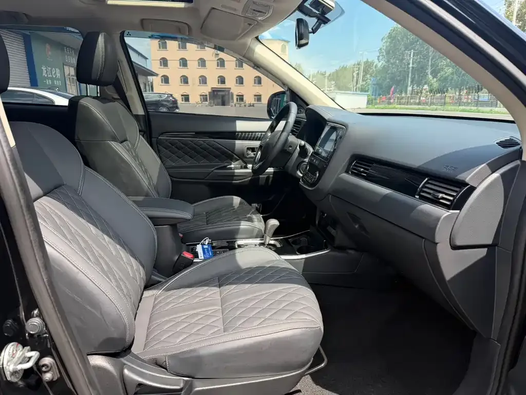 Mitsubishi Outlander — фото 10