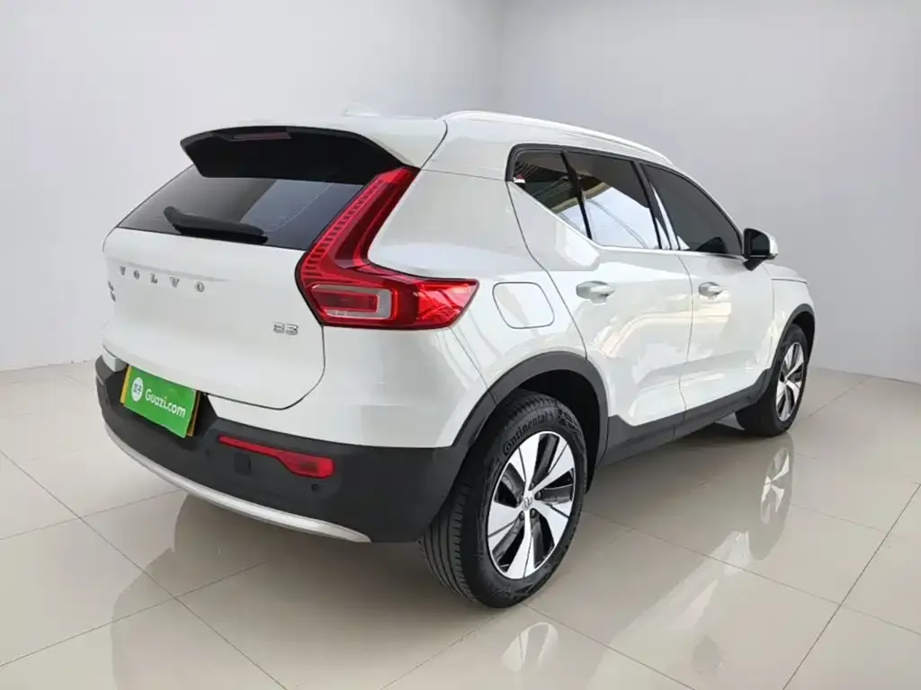 Volvo XC40 — фото 8