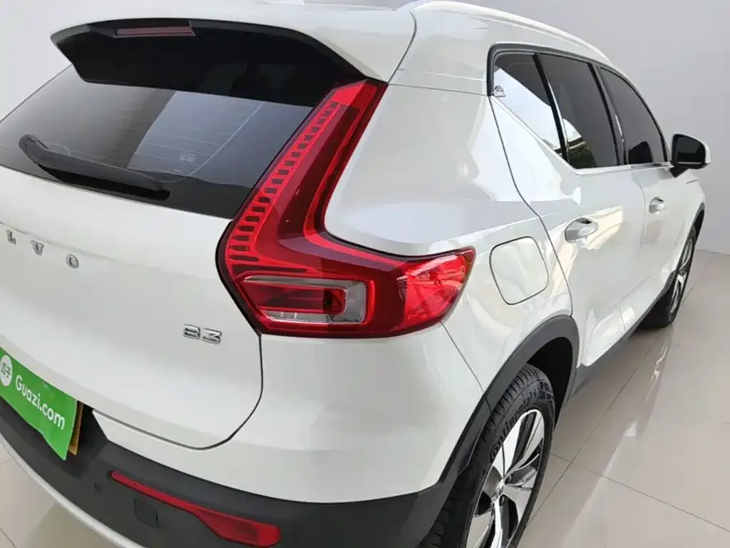 Volvo XC40 — фото 10