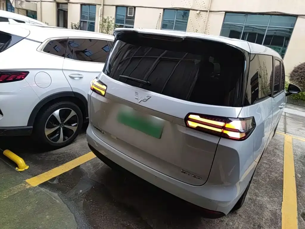 Wuling Starlight 730 New Energy — фото 8