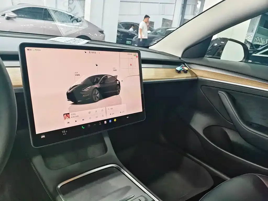 Tesla Model 3 — фото 10