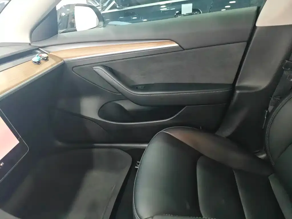 Tesla Model 3 — фото 3