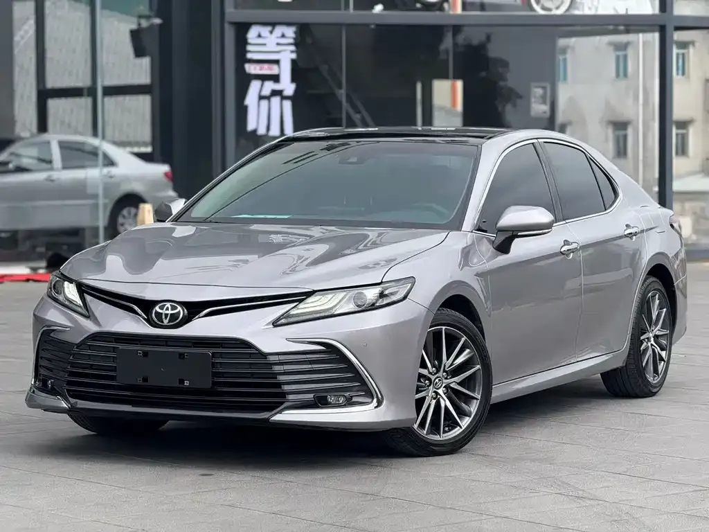 Toyota Camry — фото 1
