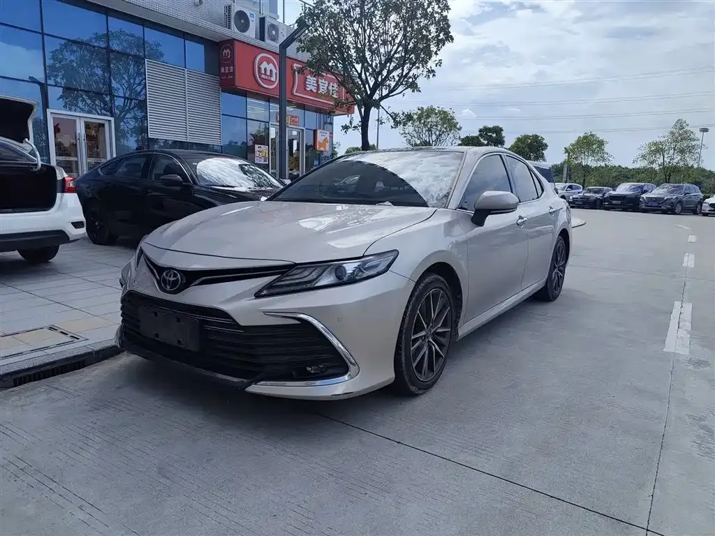 Toyota Camry — фото 1