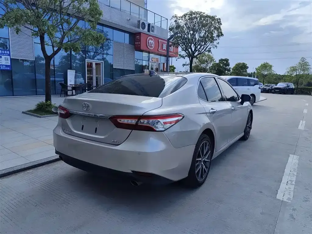 Toyota Camry — фото 7