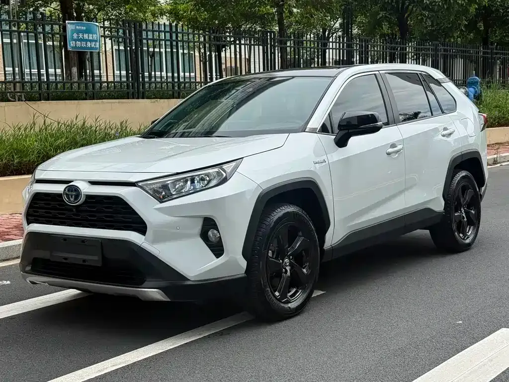 Toyota RAV4 — фото 1
