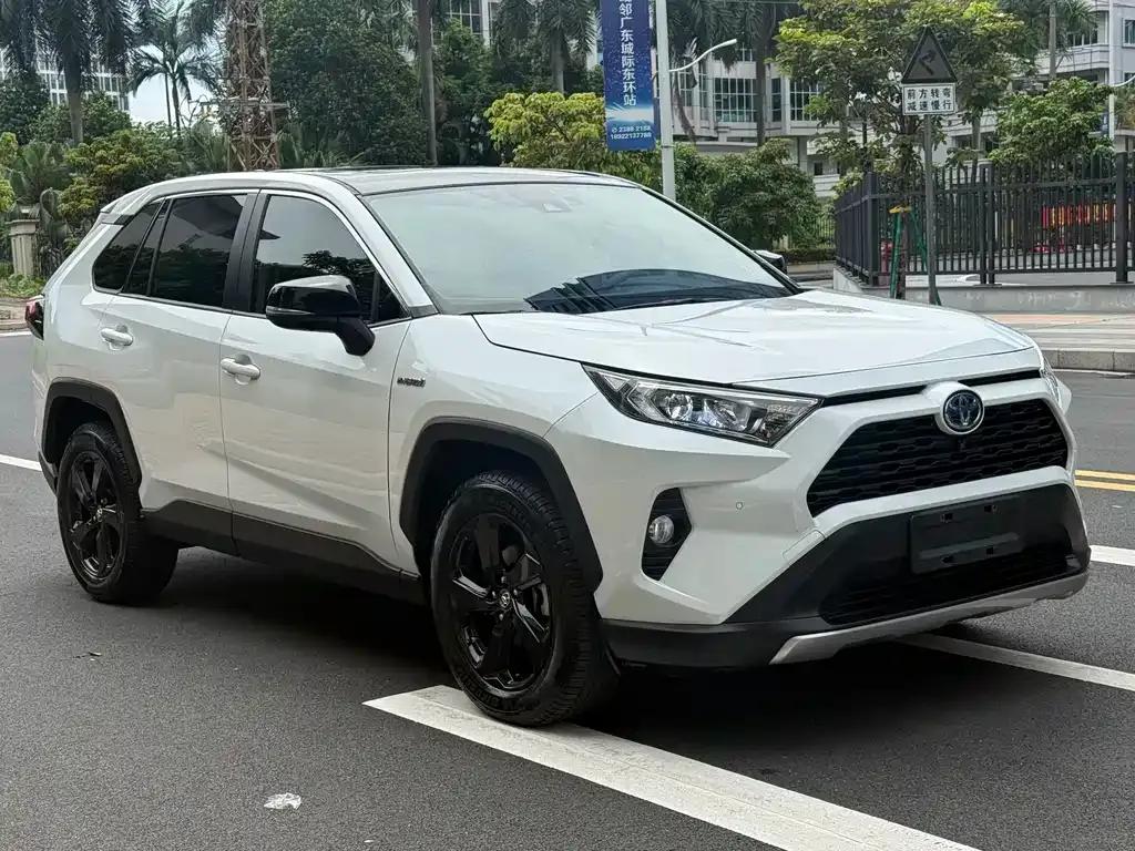 Toyota RAV4 — фото 8