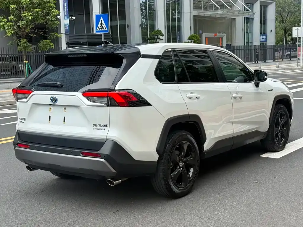 Toyota RAV4 — фото 4