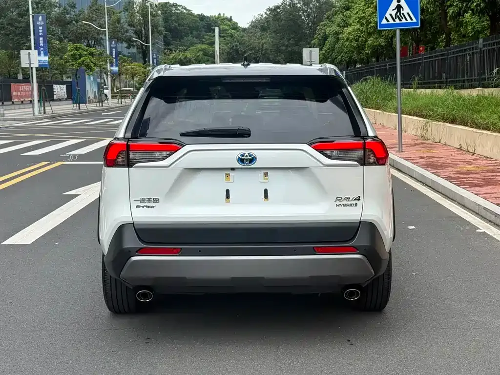 Toyota RAV4 — фото 10