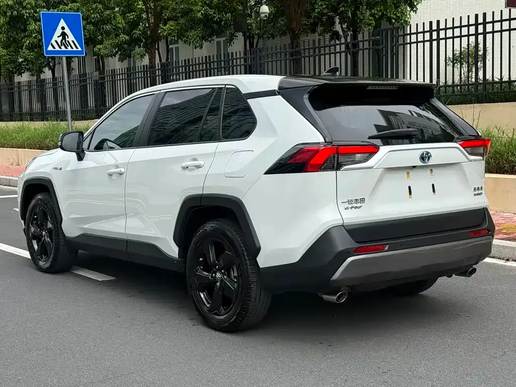 Toyota RAV4 — фото 6