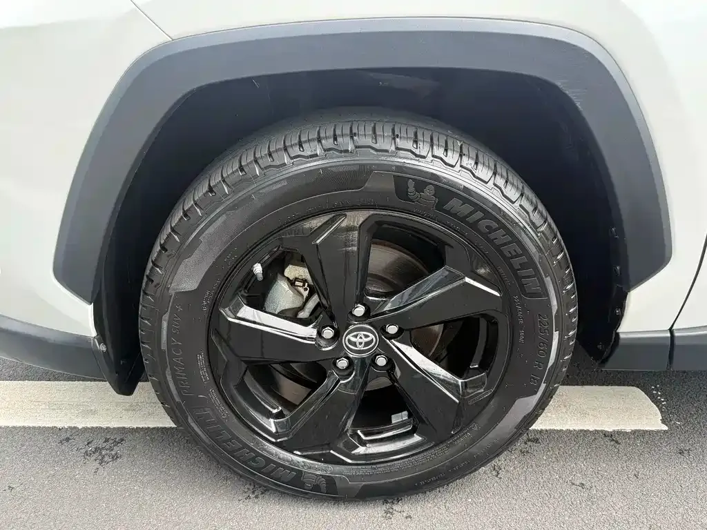 Toyota RAV4 — фото 9