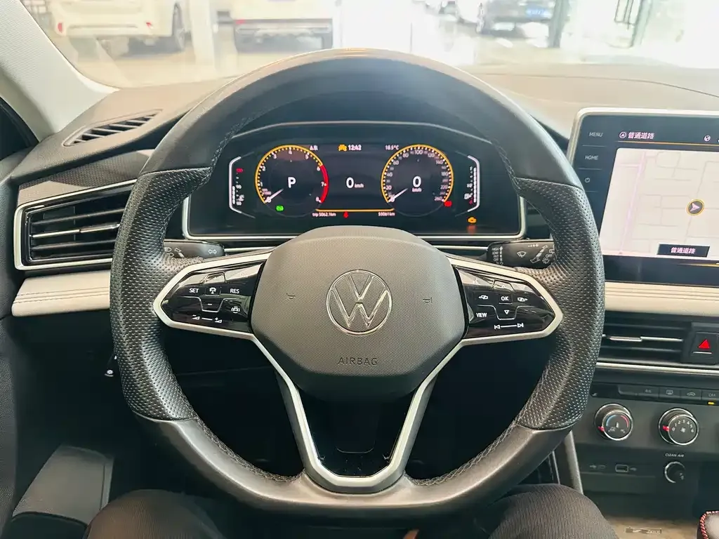 Volkswagen Tiguan L — фото 10