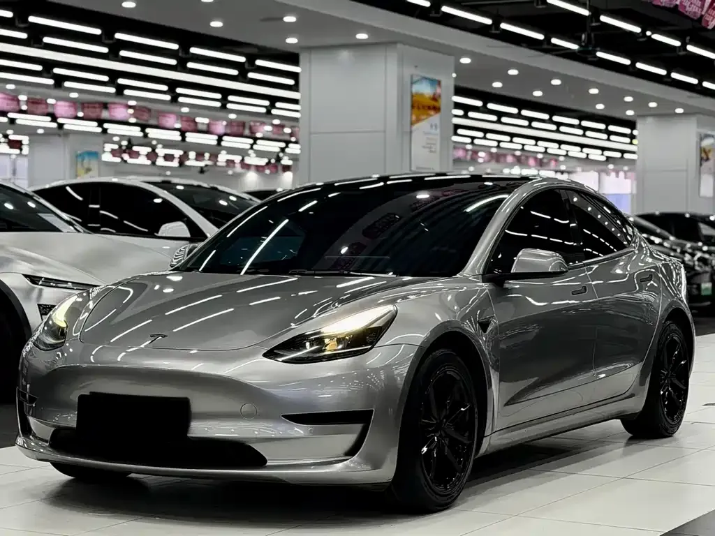 Tesla Model 3 — фото 1