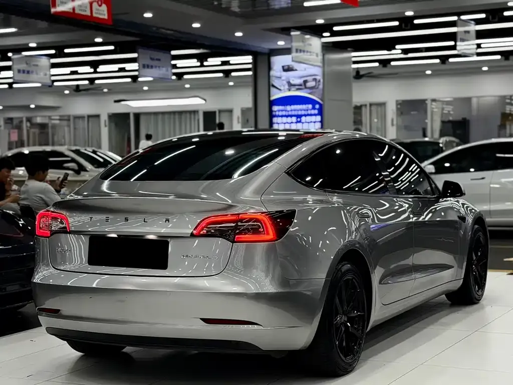 Tesla Model 3 — фото 10