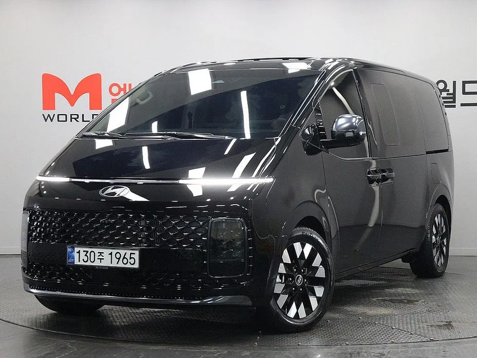Hyundai Staria Lounge 9-Seater 1