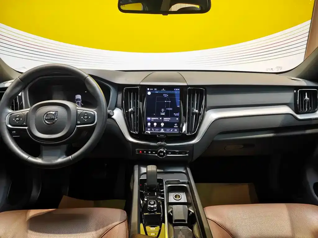 Volvo XC60 — фото 10